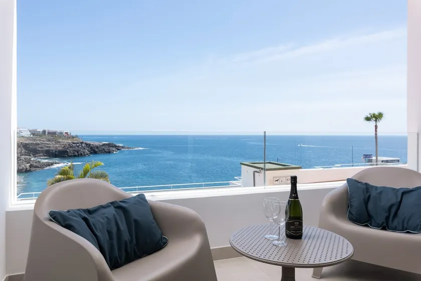 By Olas Suites Beachfront, Blue Suite - Image 1