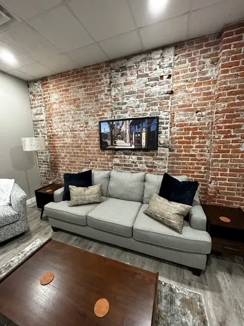 Posh Apartment with Cool Vibe! - Image 1