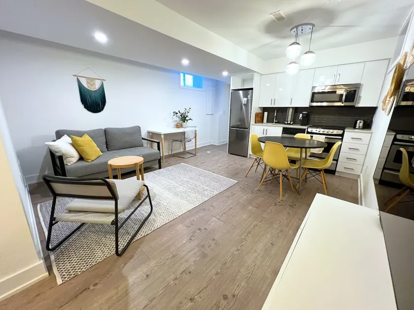 Modern Private Suite By Subway w Free Parking - Image 1