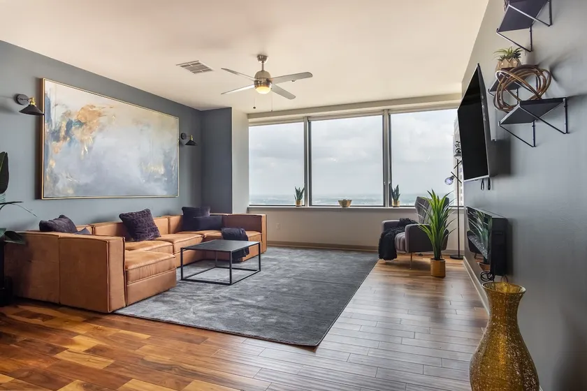 Luxury High-Rise 1000 sqft with views and sky pool - Image 1