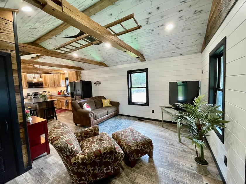 Cheerful two bedroom Farmhouse with free parking - Image 1