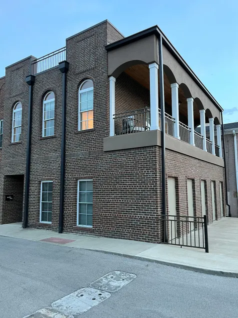 New Downtown Luxury Townhouse in Bourbon Country - Image 1