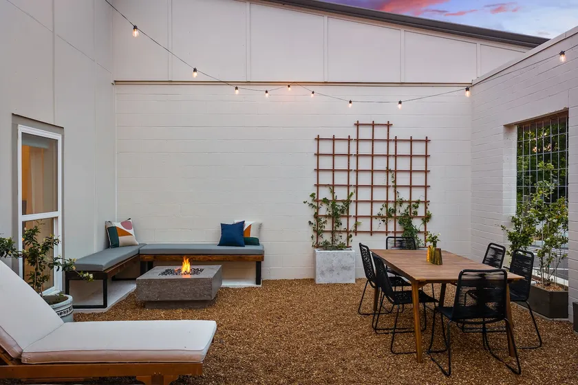 Modern Living Near Downtown with Private Courtyard - Image 1