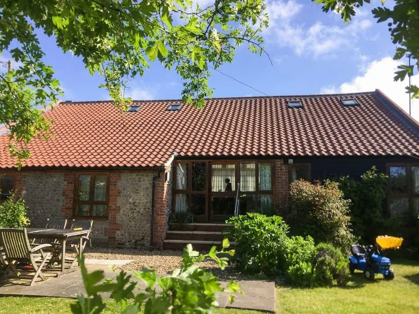 Lovely 4 bed Norfolk Barn with Garden near Beach - Image 1