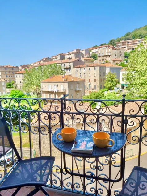 Spacious and pleasant 2-bedroom near the village center - Image 1