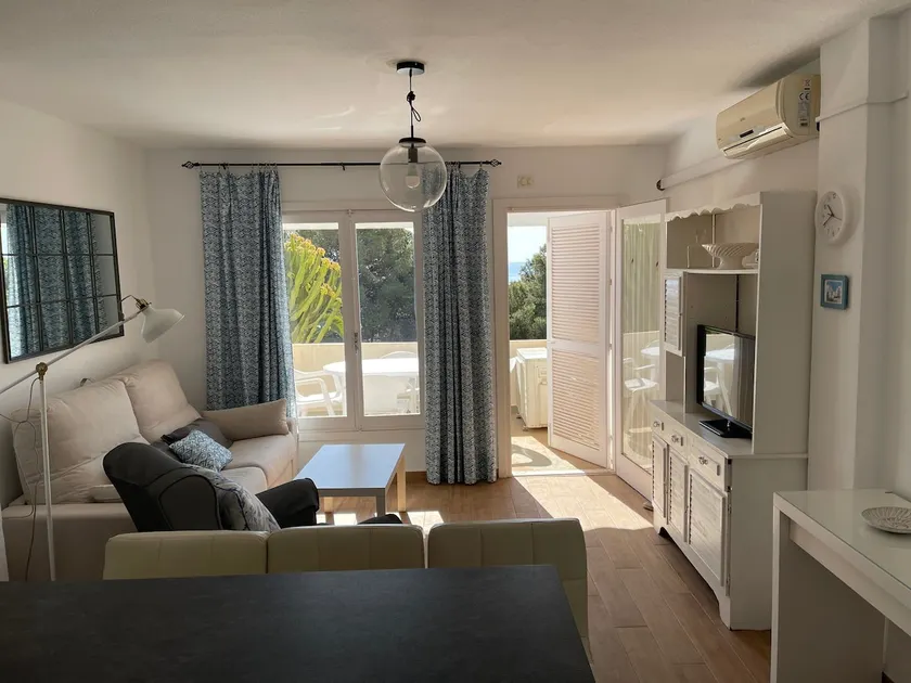 Beautiful renovated apartment with pool - Image 1