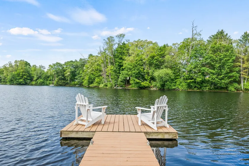 Quiet lake front home with private shoreline - Image 1