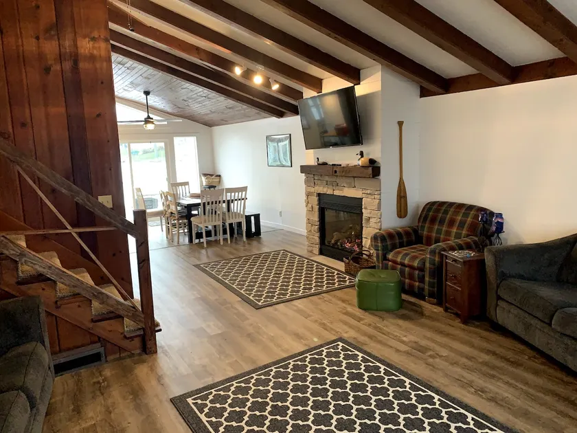 Large Family Waterfront Cottage on Lake Webster - Image 1