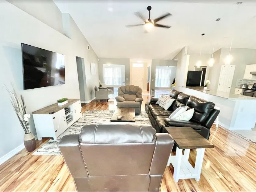 Comfort Vacation Home 2500+sqft Abundant Seating - Image 1