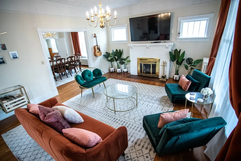 Spacious Home Downtown - Walk to Parks & Shops - Image 1
