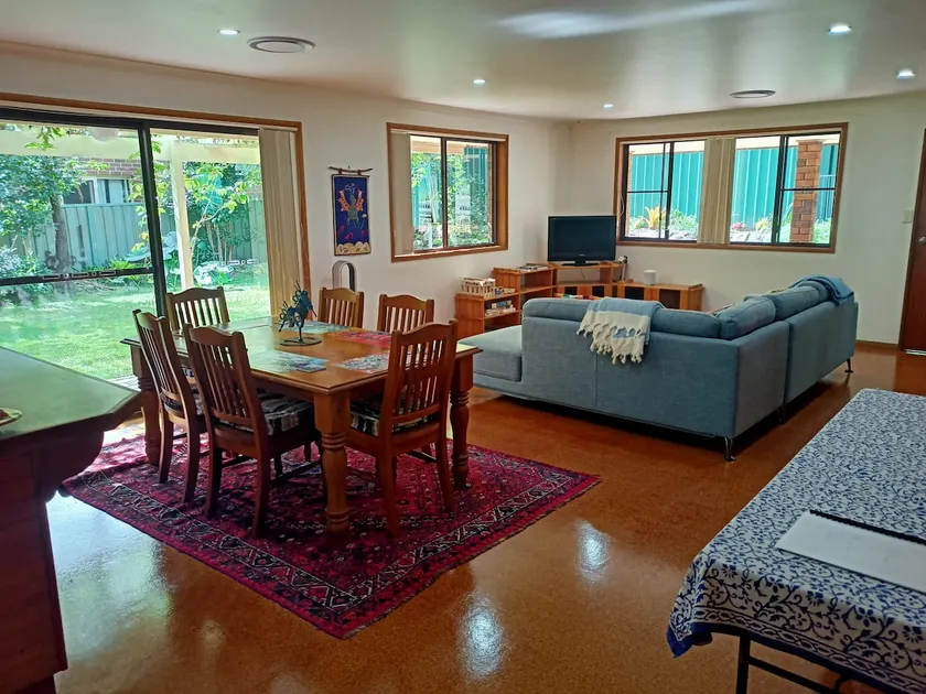 Pet-friendly, 3 bedroom house, large fenced yard - Image 1