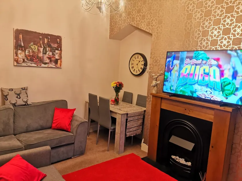 Cheerful 2 bedroom cottage with Indoor Fireplace - Image 1