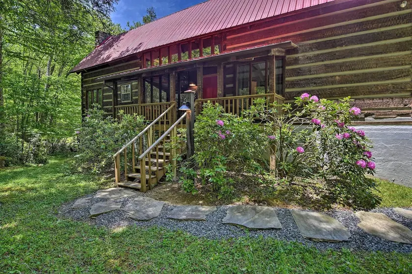 Cozy Cabin w/ Hot Tub, enjoy skiing & tubing - Image 1
