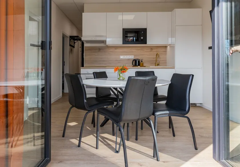 Sunny Apartment With Free Parking - Image 1