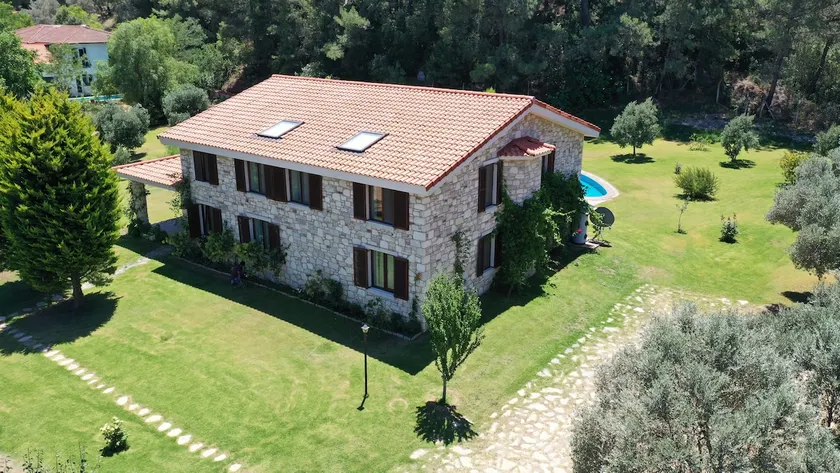 A spacious villa with a private pool - Image 1