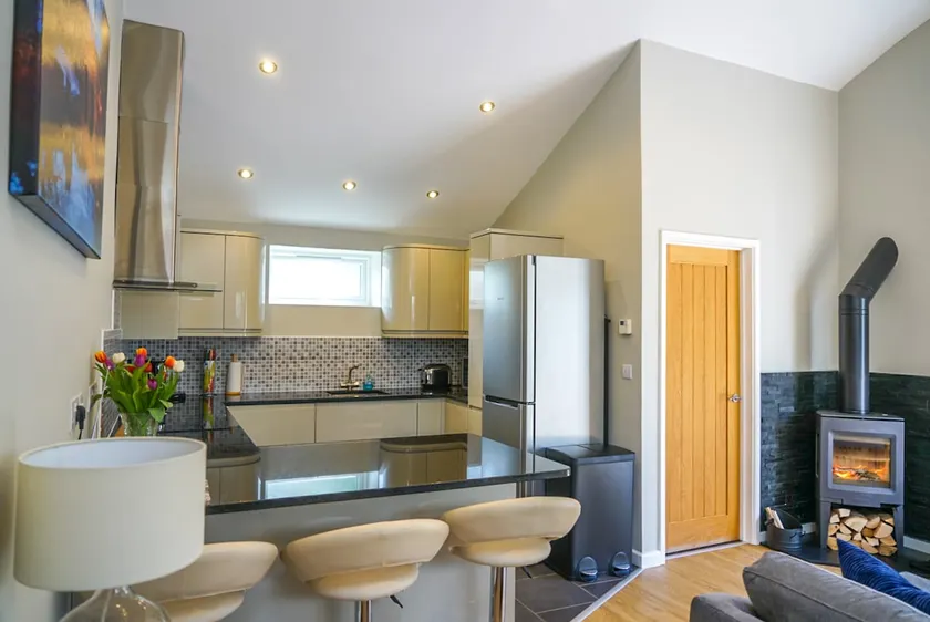 Beautiful 2 bedroom single storey dwelling - Image 1