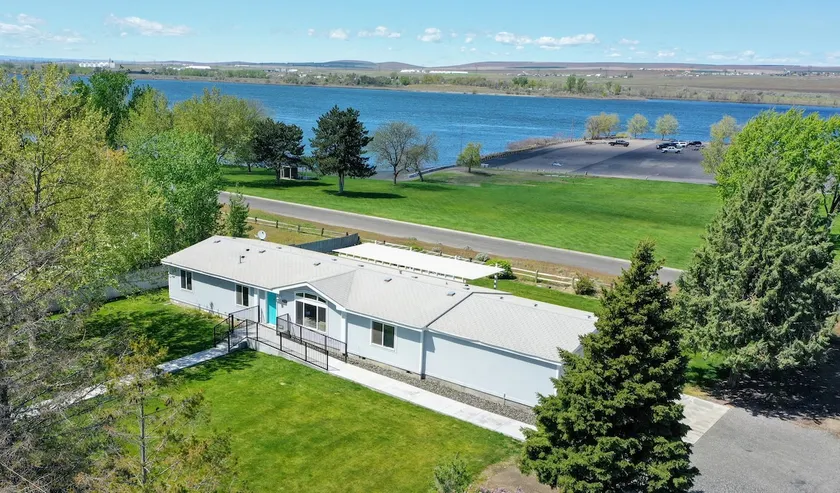 Marina view, 3-bedroom house with patio - Image 1