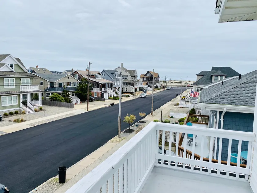 Chic 3rd Floor Ocean Block Retreat with Balcony - BBQ, Patio, Parking - Image 1