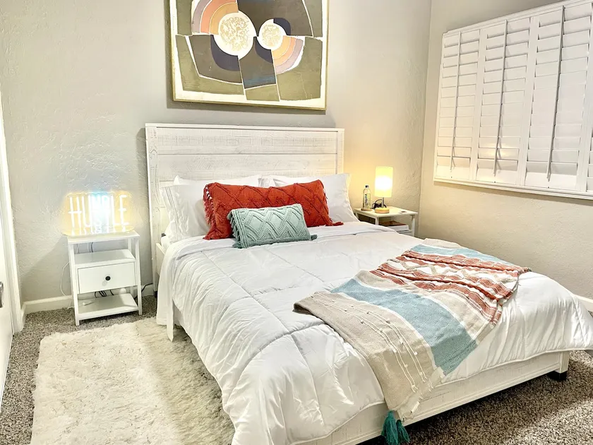 ~Casa Nova~ 2B/1B Home Tower District-Free Parking - Image 1