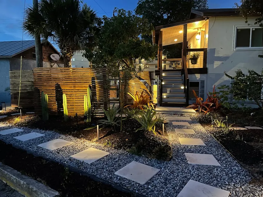 Shares Courtyard Luxury Apt A - Image 1