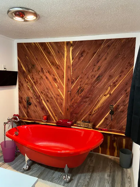 The Red Tub #5. 1 bedroom 1 &1/2 bathroom - Image 1