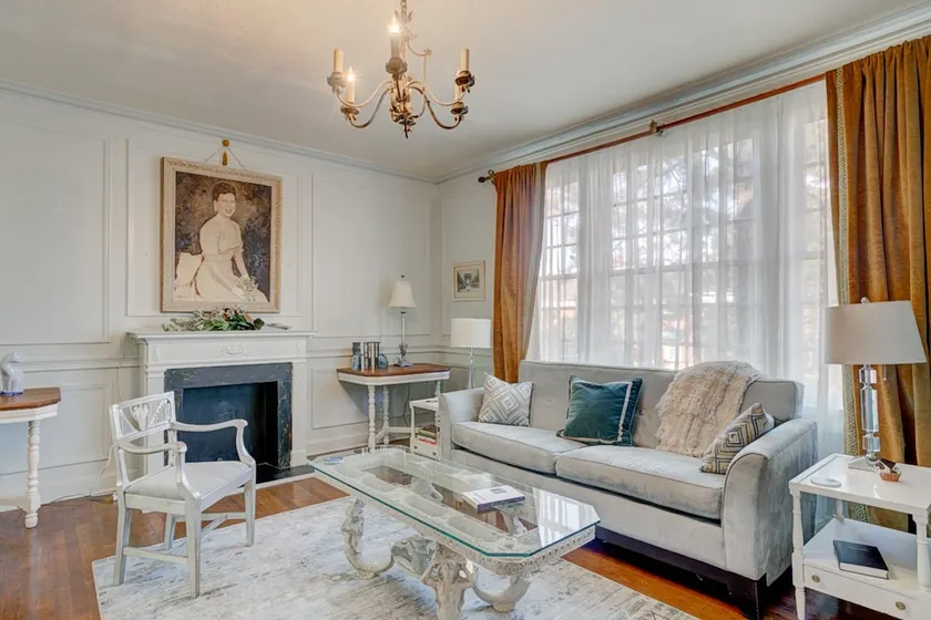 “Olive”-Glam Apt. in Belhaven-1 king/2 twin-for 4 - Image 1