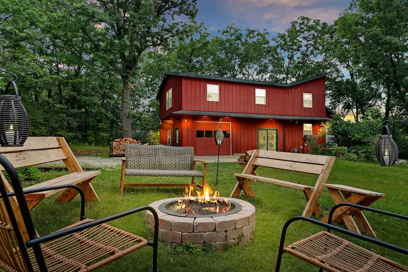 The Red Lodge - Unique Gem Near Lakes with Game Room and Hot Tub! - Image 1