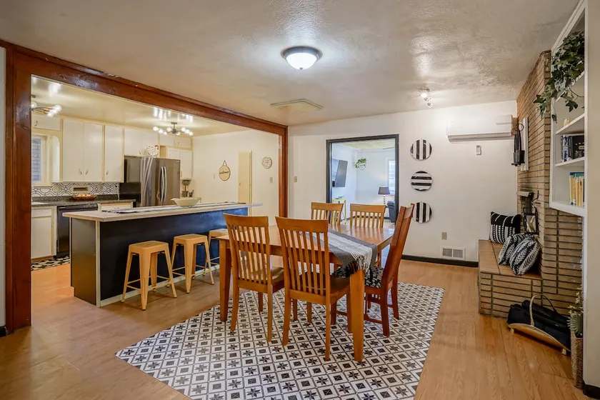 Hot Tub, Dog Friendly- 3bd/2ba home w/Retro flare! - Image 1