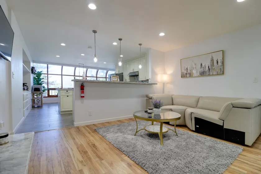 cozy 4-bedroom gorgeous home with comforting vibe - Image 1