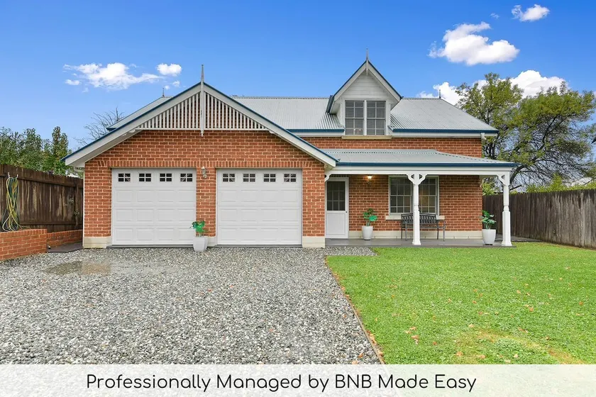 Peel St - Walk to CBD, Large Family Home - Image 1