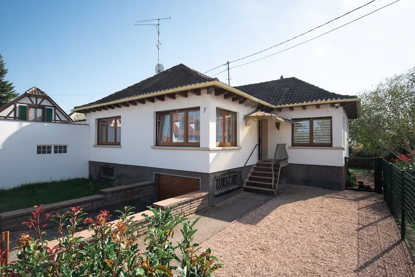 Warm house with free parking on site - Image 1
