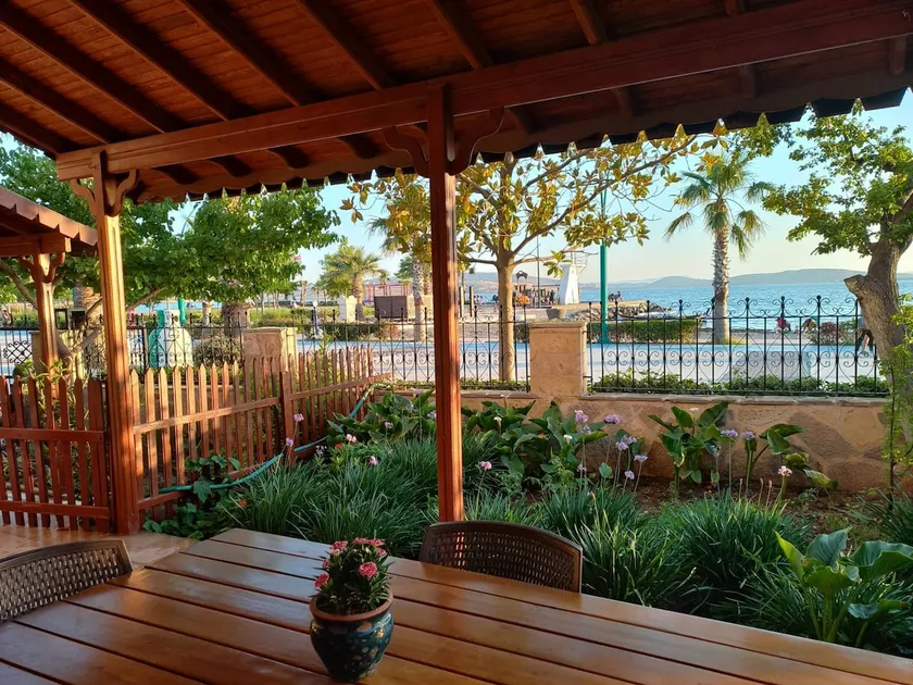 Duplex by the beach with garden - Image 1