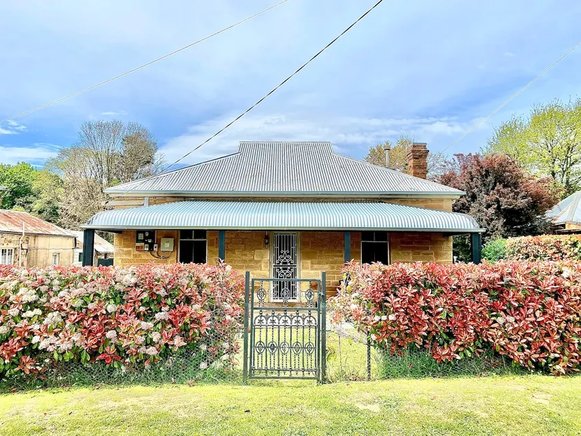 Guests give 5star reviews-cleanliness/location ! 2min walk to town. Dog friendly - Image 1