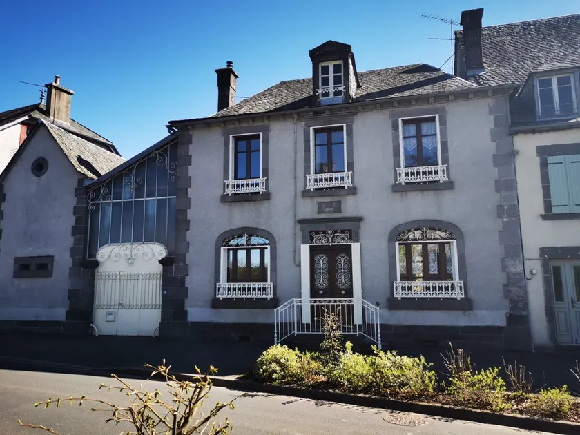 Village house in the heart of the village, close to all amenities - Image 1