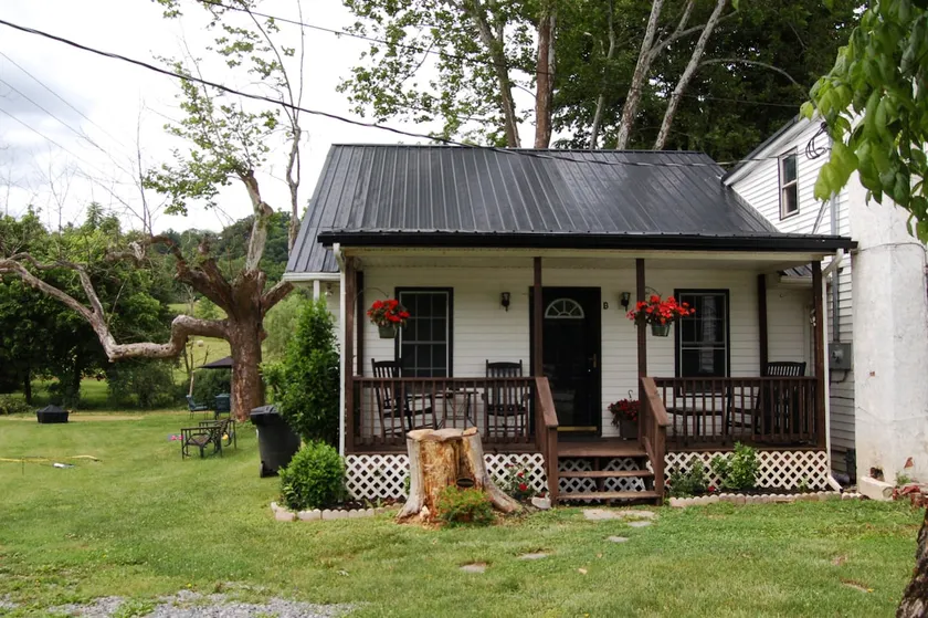Tuscan Farmhouse Cottage getaway close to town. - Image 1