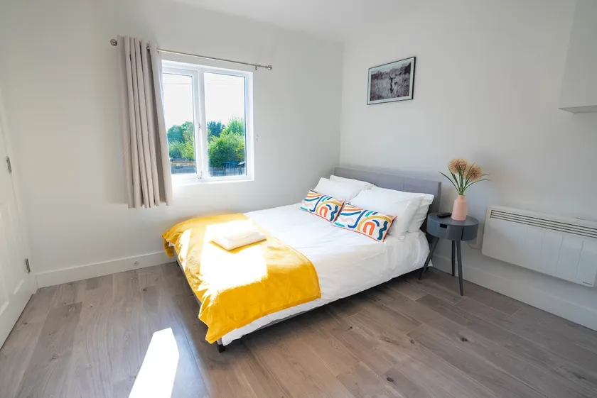 No 02 Studio Flat Available near Aylesbury Town Station - Image 1
