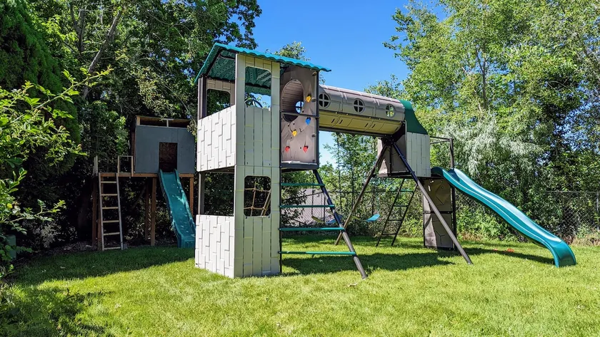 Huge Yard. Hot Tub. Playground. Trampoline. - Image 1