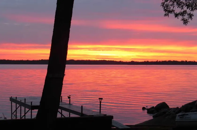 Private Beach with 4BR Cottage Victoria Harbor - Image 1