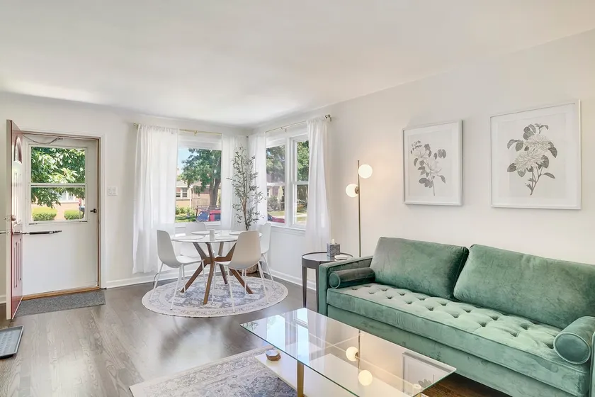 3BD Home Mins from Airport | Free Wi-Fi + Parking - Image 1
