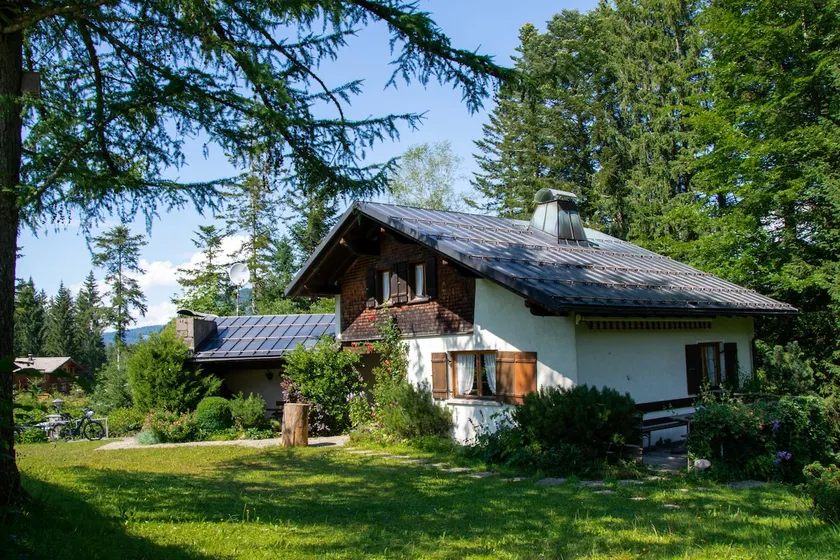 Vacation home surrounded by greenery - Image 1