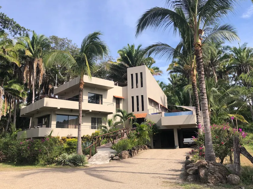 Beautiful Casa Dos Palmas in Litibu - Image 1