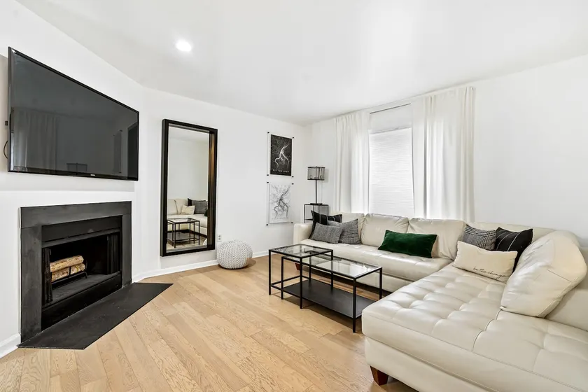 Walking Distance to PPG Paint - 3Bedroom Townhouse - Image 1