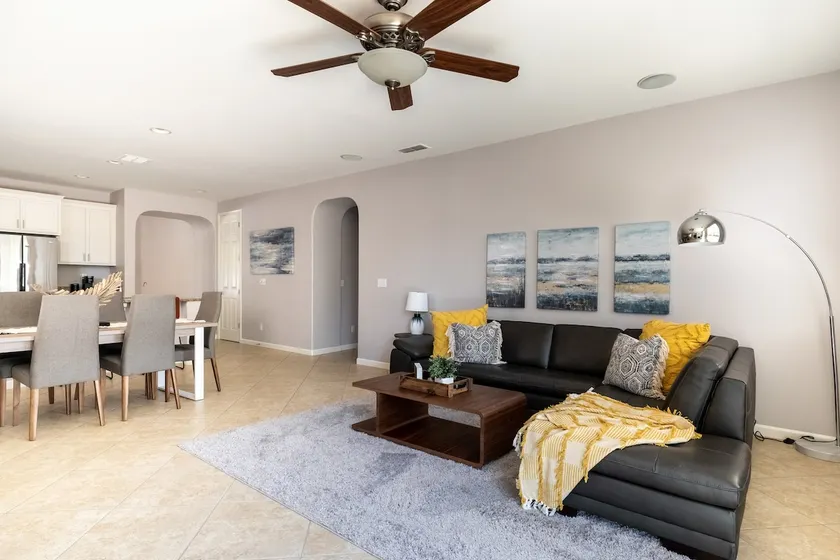 Cozy Elegance: Single-Story Retreat - Image 1