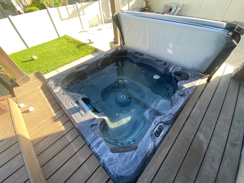 Adorable 1 Bedroom Basement Apartment with Hot Tub - Image 1