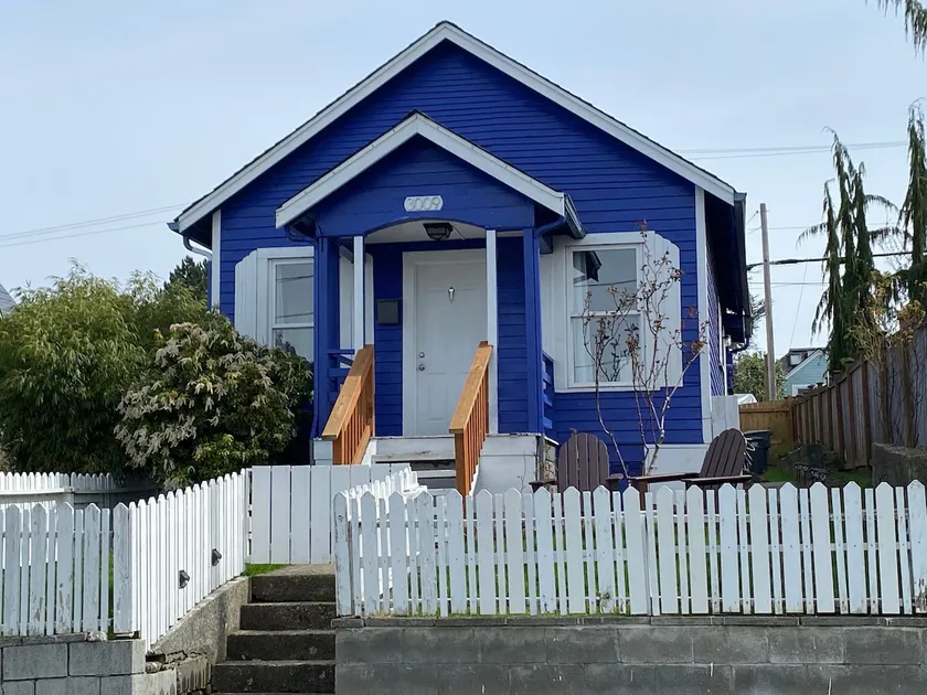 Little Blue House, walk downtown, views of Sound - Image 1