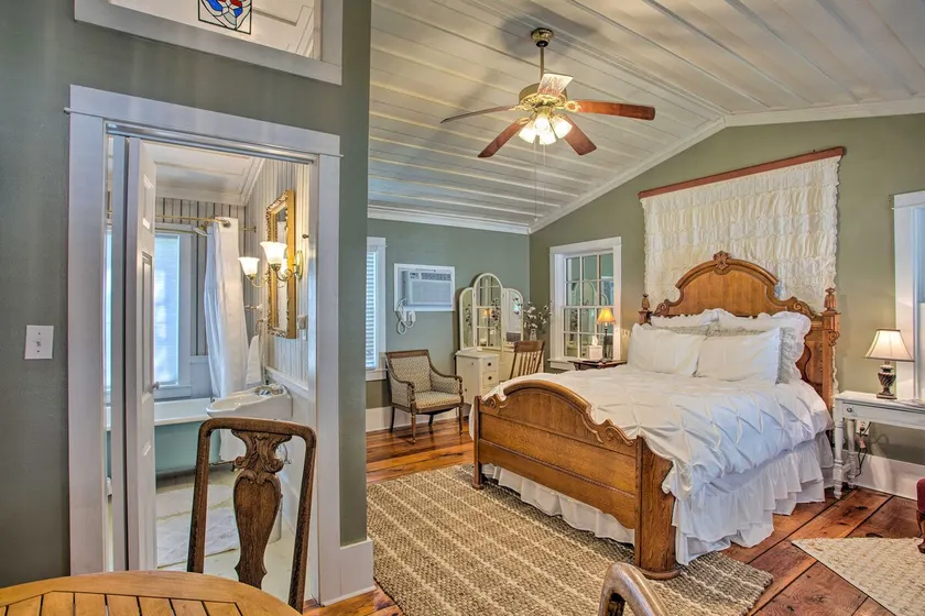 *NEW* Adorable French Country Cottage w/Free Bikes - Image 1