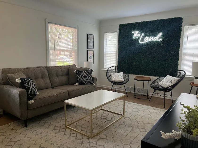 Min from Airport | Fully Remodeled | Fam Friendly! - Image 1