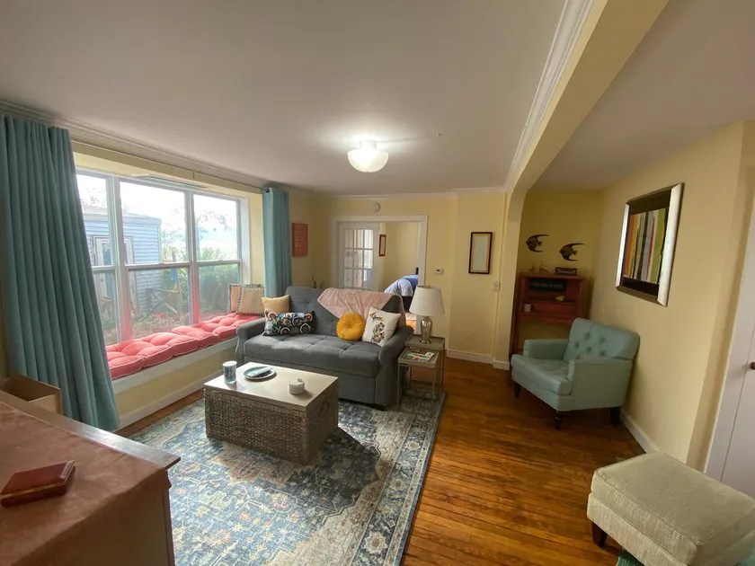 Sunny, fresh, well-appointed, whimsical, cottage-style across from Copeyon Park! - Image 1