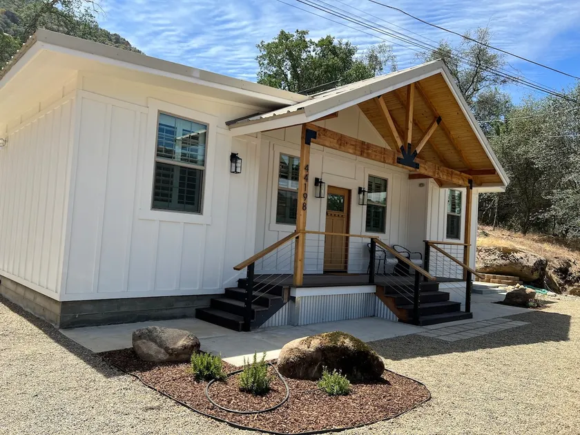 Luxury 2BR/2BA Home 2 Miles from Sequoia NP - Image 1