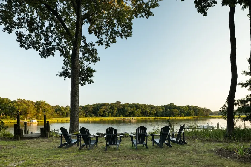 Serene, well-appointed waterfront retreat - Image 1